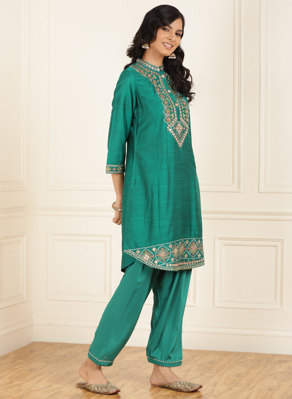 Women Rayon Stitched Sleeveless Straight Kurta (Dark Green)